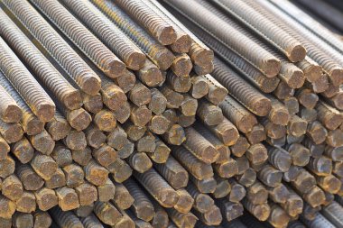 Takviye çubukları paketlerine periyodik bir profille metal ürünler depoda saklanır