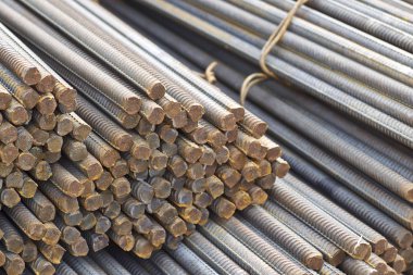 Takviye çubukları paketlerine periyodik bir profille metal ürünler depoda saklanır