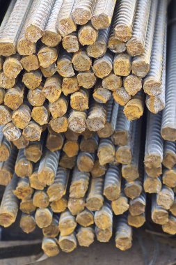 Takviye çubukları paketlerine periyodik bir profille metal ürünler depoda saklanır