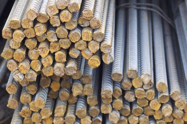 Takviye çubukları paketlerine periyodik bir profille metal ürünler depoda saklanır