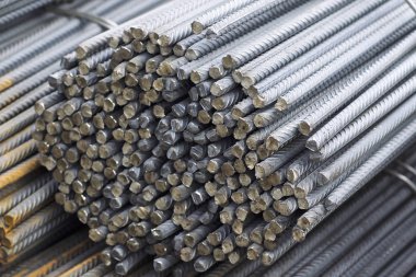Takviye çubukları paketlerine periyodik bir profille metal ürünler depoda saklanır