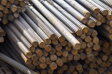 Takviye çubukları paketlerine periyodik bir profille metal ürünler depoda saklanır