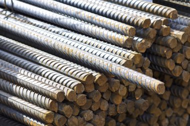 Takviye çubukları paketlerine periyodik bir profille metal ürünler depoda saklanır