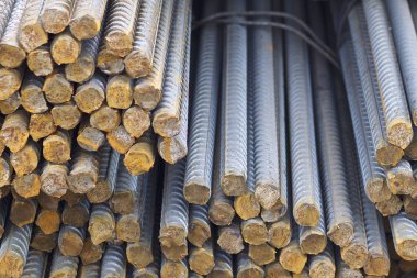 Takviye çubukları paketlerine periyodik bir profille metal ürünler depoda saklanır