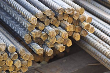 Takviye çubukları paketlerine periyodik bir profille metal ürünler depoda saklanır