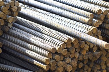 Takviye çubukları paketlerine periyodik bir profille metal ürünler depoda saklanır