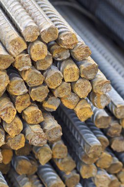 Takviye çubukları paketlerine periyodik bir profille metal ürünler depoda saklanır