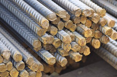 Takviye çubukları paketlerine periyodik bir profille metal ürünler depoda saklanır