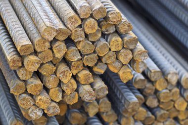 Takviye çubukları paketlerine periyodik bir profille metal ürünler depoda saklanır