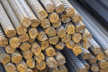 Takviye çubukları paketlerine periyodik bir profille metal ürünler depoda saklanır