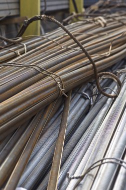 Takviye çubukları paketlerine periyodik bir profille metal ürünler depoda saklanır