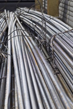 Takviye çubukları paketlerine periyodik bir profille metal ürünler depoda saklanır