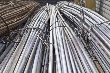 Takviye çubukları paketlerine periyodik bir profille metal ürünler depoda saklanır