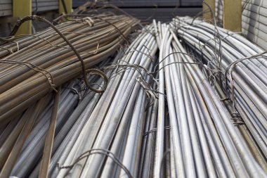 Takviye çubukları paketlerine periyodik bir profille metal ürünler depoda saklanır