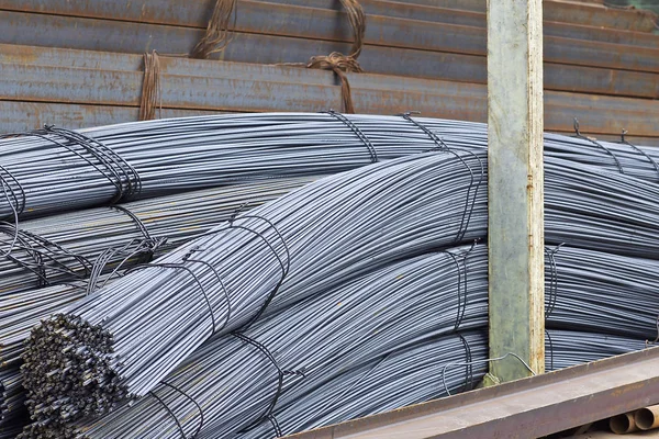 Reinforcing bars with a periodic profile in the packs are stored in the metal products warehouse — Stock Photo, Image