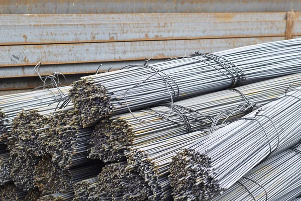 Reinforcing bars with a periodic profile in the packs are stored in the metal products warehouse — Stock Photo, Image