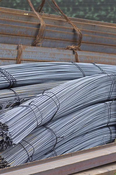 Reinforcing bars with a periodic profile in the packs are stored in the metal products warehouse — Stock Photo, Image