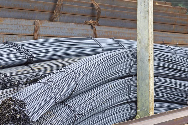 Reinforcing bars with a periodic profile in the packs are stored in the metal products warehouse — Stock Photo, Image