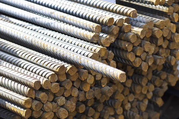 Reinforcing bars with a periodic profile in the packs are stored in the metal products warehouse — Stock Photo, Image