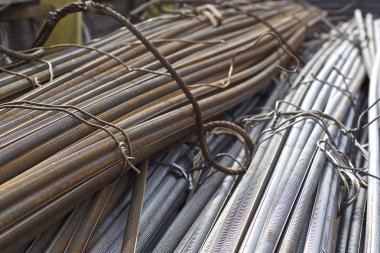 Takviye çubukları paketlerine periyodik bir profille metal ürünler depoda saklanır