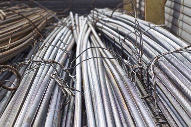 Takviye çubukları paketlerine periyodik bir profille metal ürünler depoda saklanır