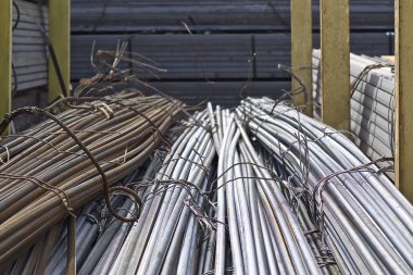 Takviye çubukları paketlerine periyodik bir profille metal ürünler depoda saklanır