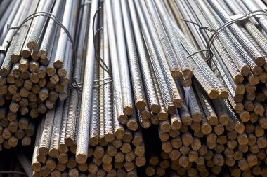 Takviye çubukları paketlerine periyodik bir profille metal ürünler depoda saklanır