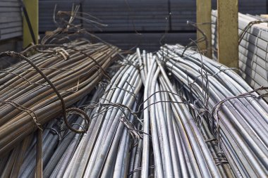 Takviye çubukları paketlerine periyodik bir profille metal ürünler depoda saklanır