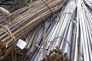 Takviye çubukları paketlerine periyodik bir profille metal ürünler depoda saklanır