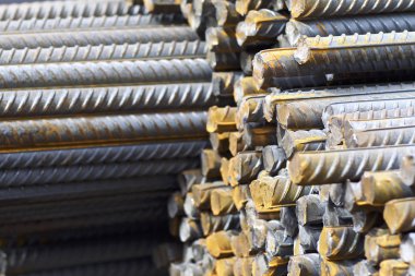 Takviye çubukları paketlerine periyodik bir profille metal ürünler depoda saklanır