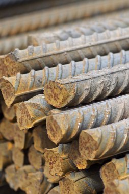 Takviye çubukları paketlerine periyodik bir profille metal ürünler depoda saklanır