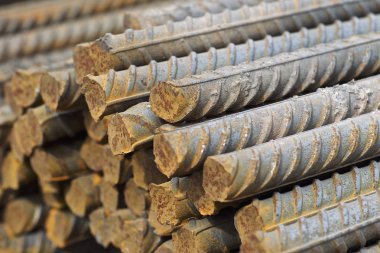 Takviye çubukları paketlerine periyodik bir profille metal ürünler depoda saklanır