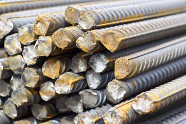 Takviye çubukları paketlerine periyodik bir profille metal ürünler depoda saklanır