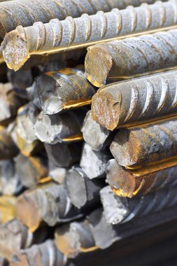 Takviye çubukları paketlerine periyodik bir profille metal ürünler depoda saklanır