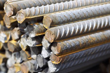 Takviye çubukları paketlerine periyodik bir profille metal ürünler depoda saklanır