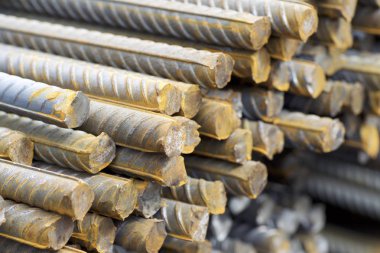 Takviye çubukları paketlerine periyodik bir profille metal ürünler depoda saklanır