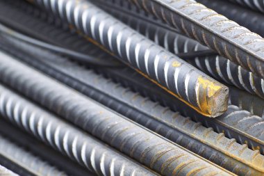 Takviye çubukları paketlerine periyodik bir profille metal ürünler depoda saklanır