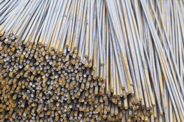 Takviye çubukları paketlerine periyodik bir profille metal ürünler depoda saklanır