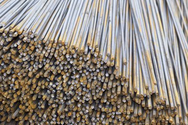 Takviye çubukları paketlerine periyodik bir profille metal ürünler depoda saklanır