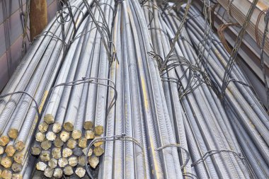 Takviye çubukları paketlerine periyodik bir profille metal ürünler depoda saklanır