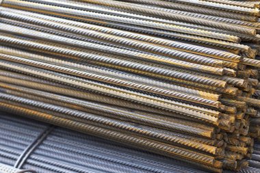 Takviye çubukları paketlerine periyodik bir profille metal ürünler depoda saklanır