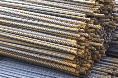 Takviye çubukları paketlerine periyodik bir profille metal ürünler depoda saklanır