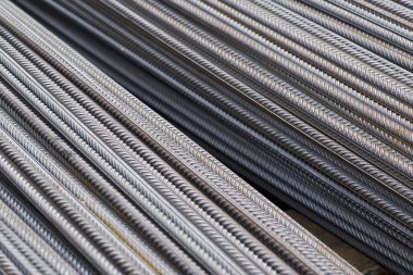 Takviye çubukları paketlerine periyodik bir profille metal ürünler depoda saklanır