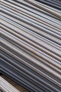 Takviye çubukları paketlerine periyodik bir profille metal ürünler depoda saklanır