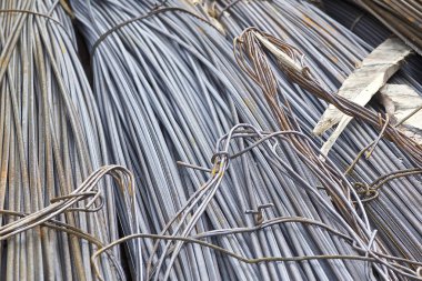 Takviye çubukları paketlerine periyodik bir profille metal ürünler depoda saklanır