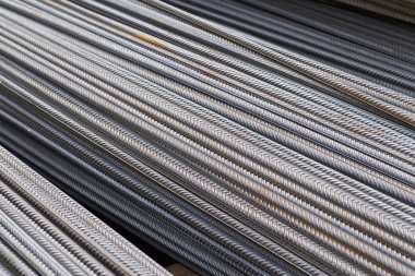 Takviye çubukları paketlerine periyodik bir profille metal ürünler depoda saklanır