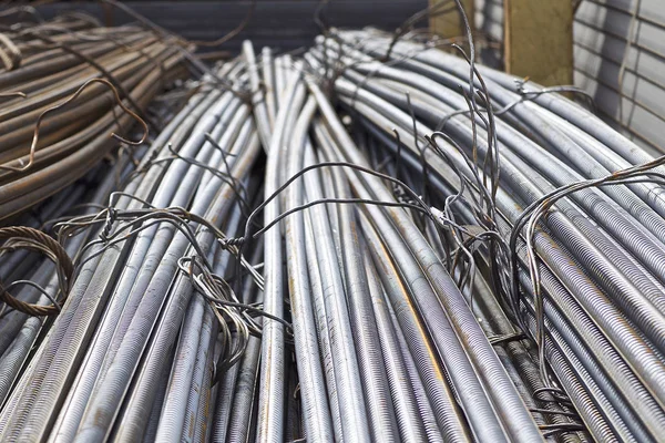 Takviye çubukları paketlerine periyodik bir profille metal ürünler depoda saklanır