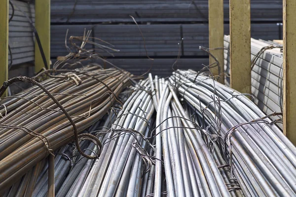 Takviye çubukları paketlerine periyodik bir profille metal ürünler depoda saklanır