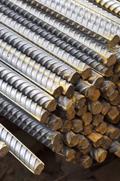 Reinforcing bars with a periodic profile in the packs are stored in the metal products warehouse — Stock Photo, Image