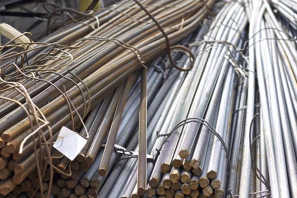 Takviye çubukları paketlerine periyodik bir profille metal ürünler depoda saklanır